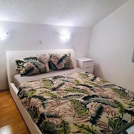 Beautiful Two Bedroom Apartment With A Large Balcony - City And Sea View!